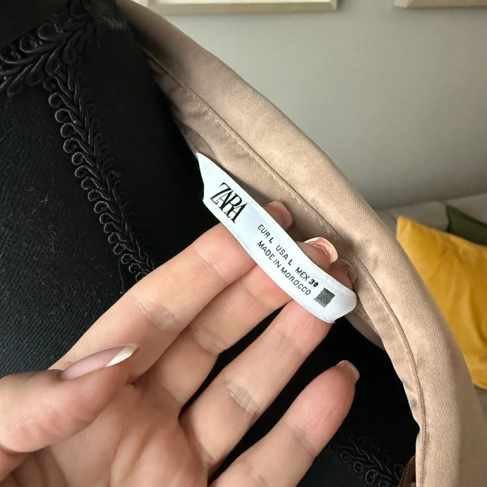 Zara Women's Beige Button-Down Shirt - Picture 4 of 5